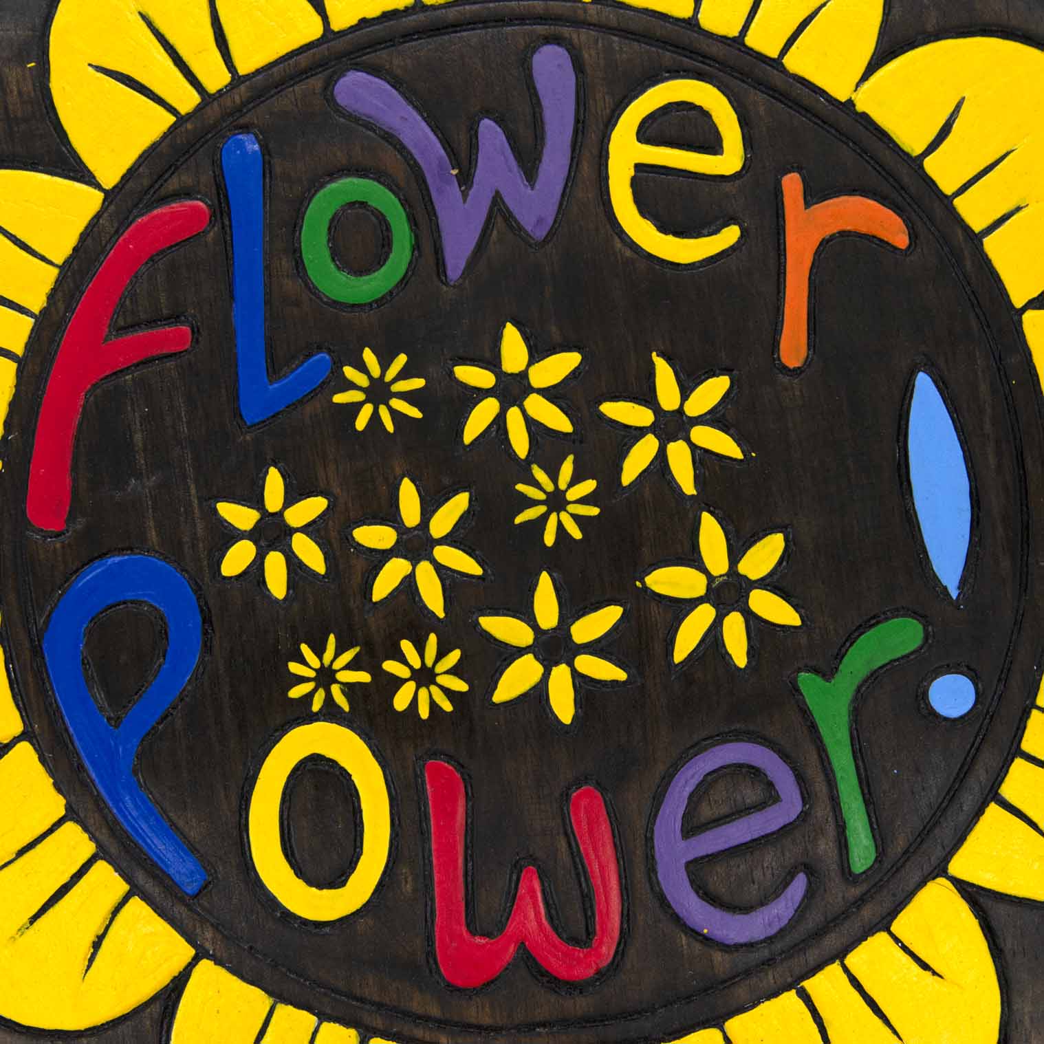 Plaque ronde en bois peint « Flower Power »
