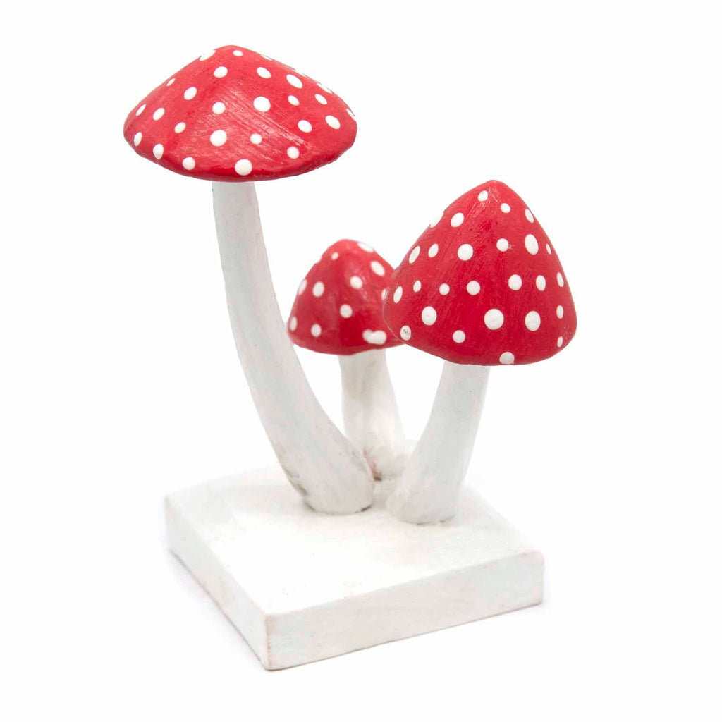 Amanites tue-mouches sculptées en grappe