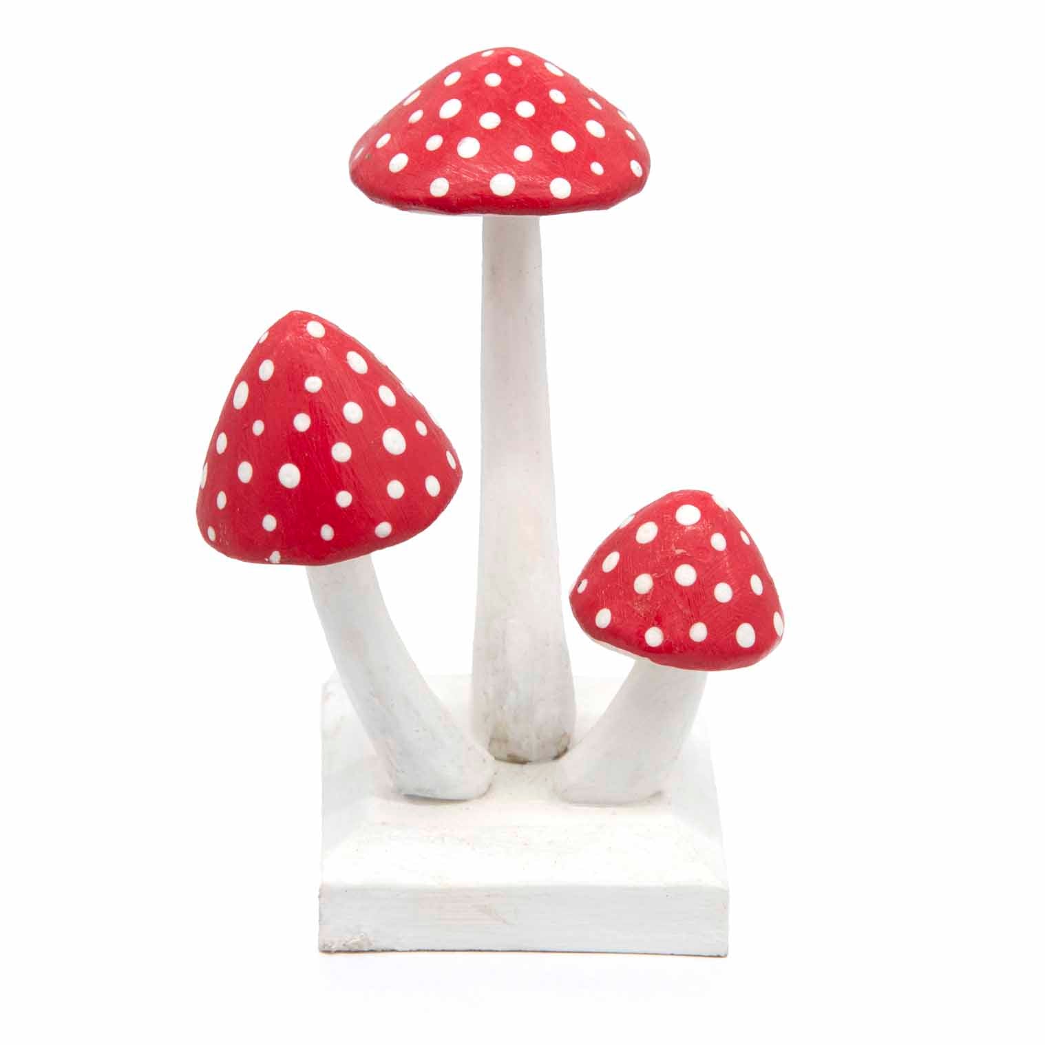 Amanites tue-mouches sculptées en grappe