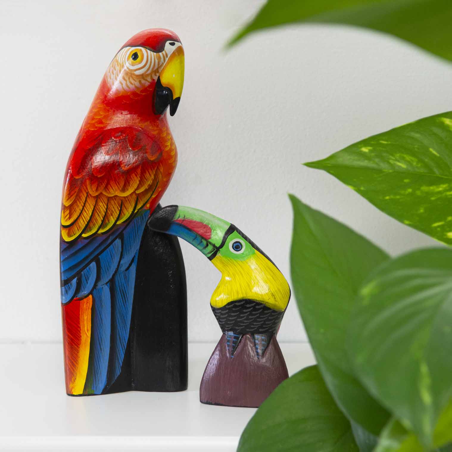 Toucan sculpté et peint