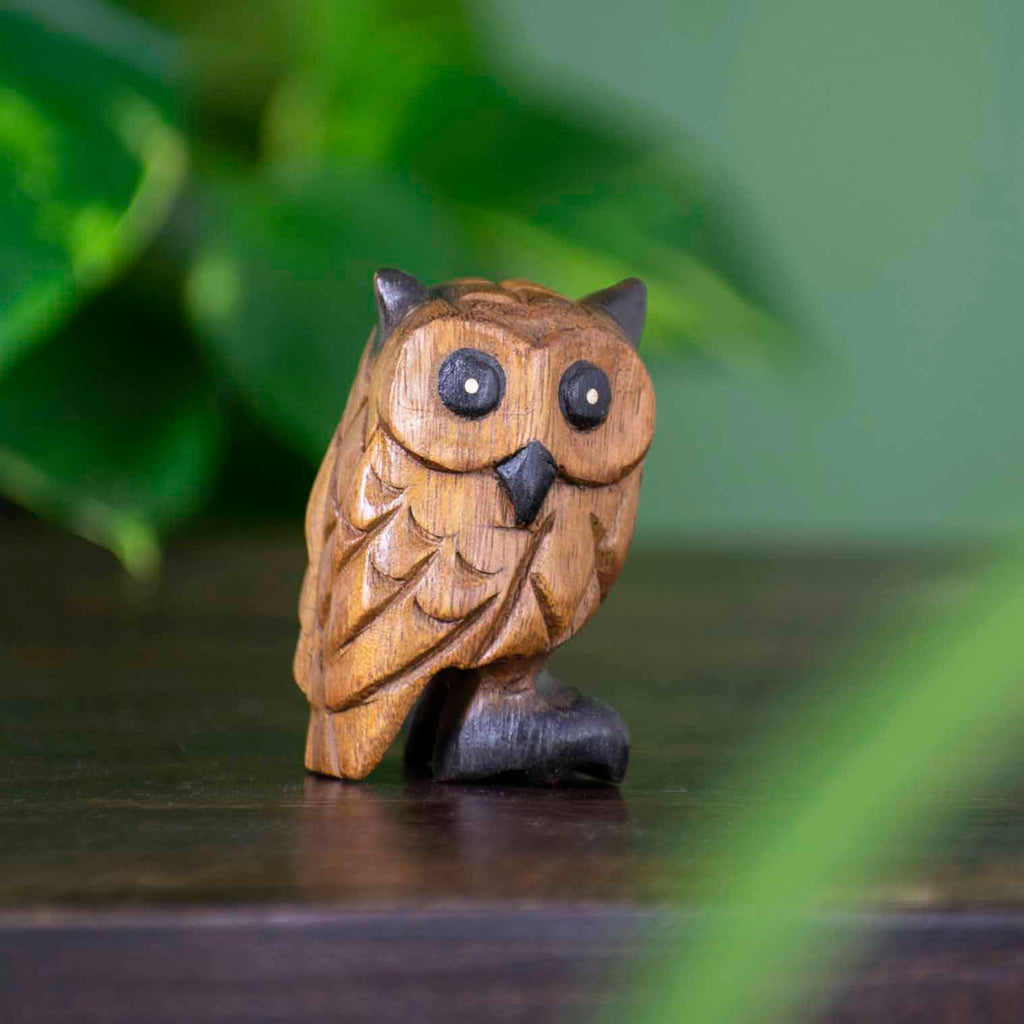 Petite chouette en bois de suar sculptée