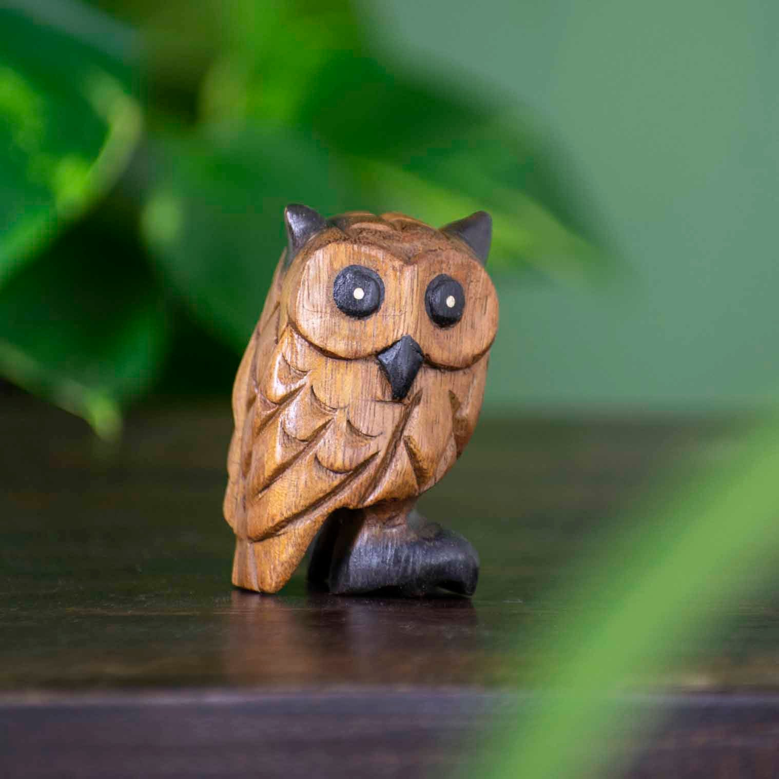 Petite chouette en bois de suar sculptée