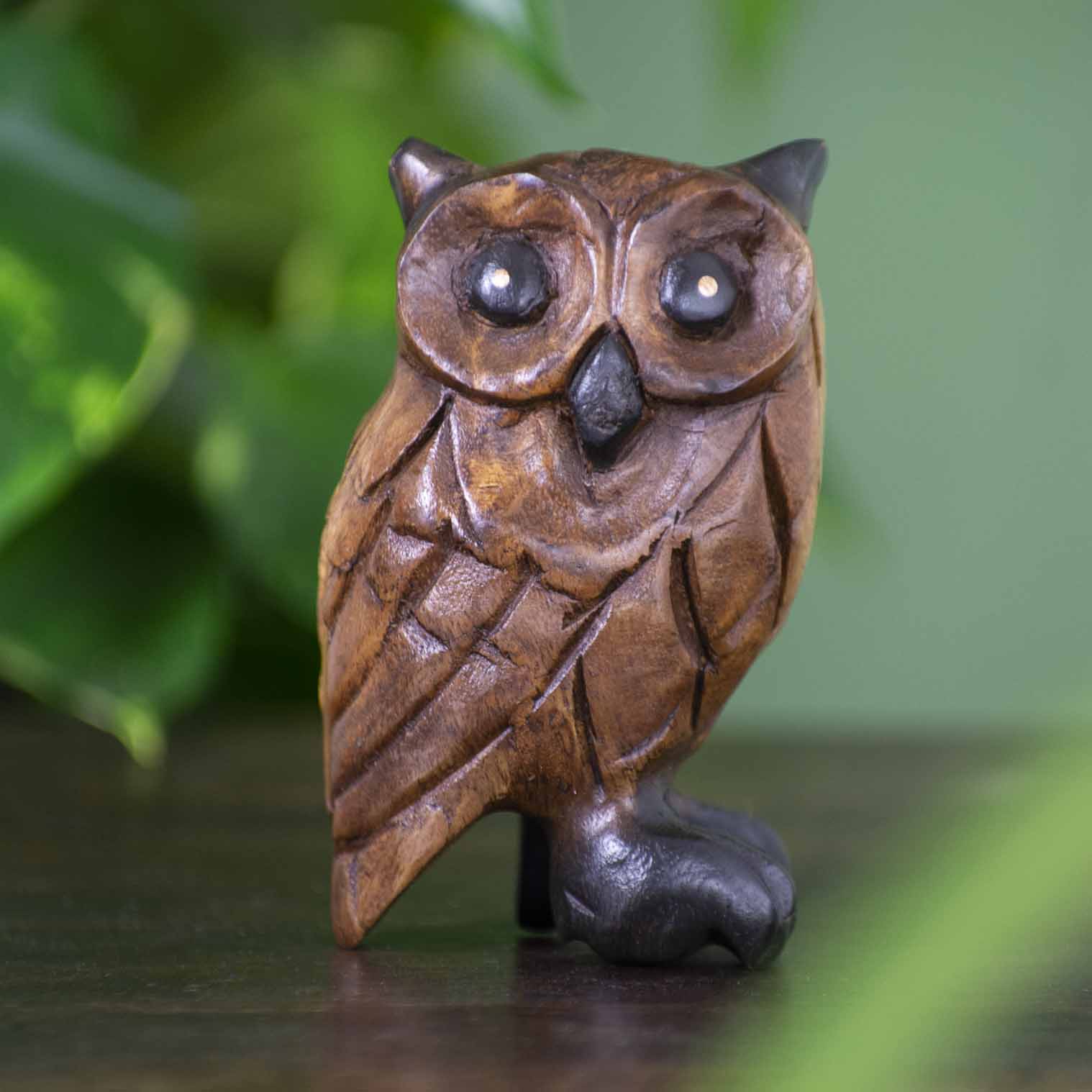 Hibou en bois de pluie sculpté de taille moyenne