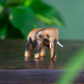 Éléphant sculpté en bois de raintree, mini
