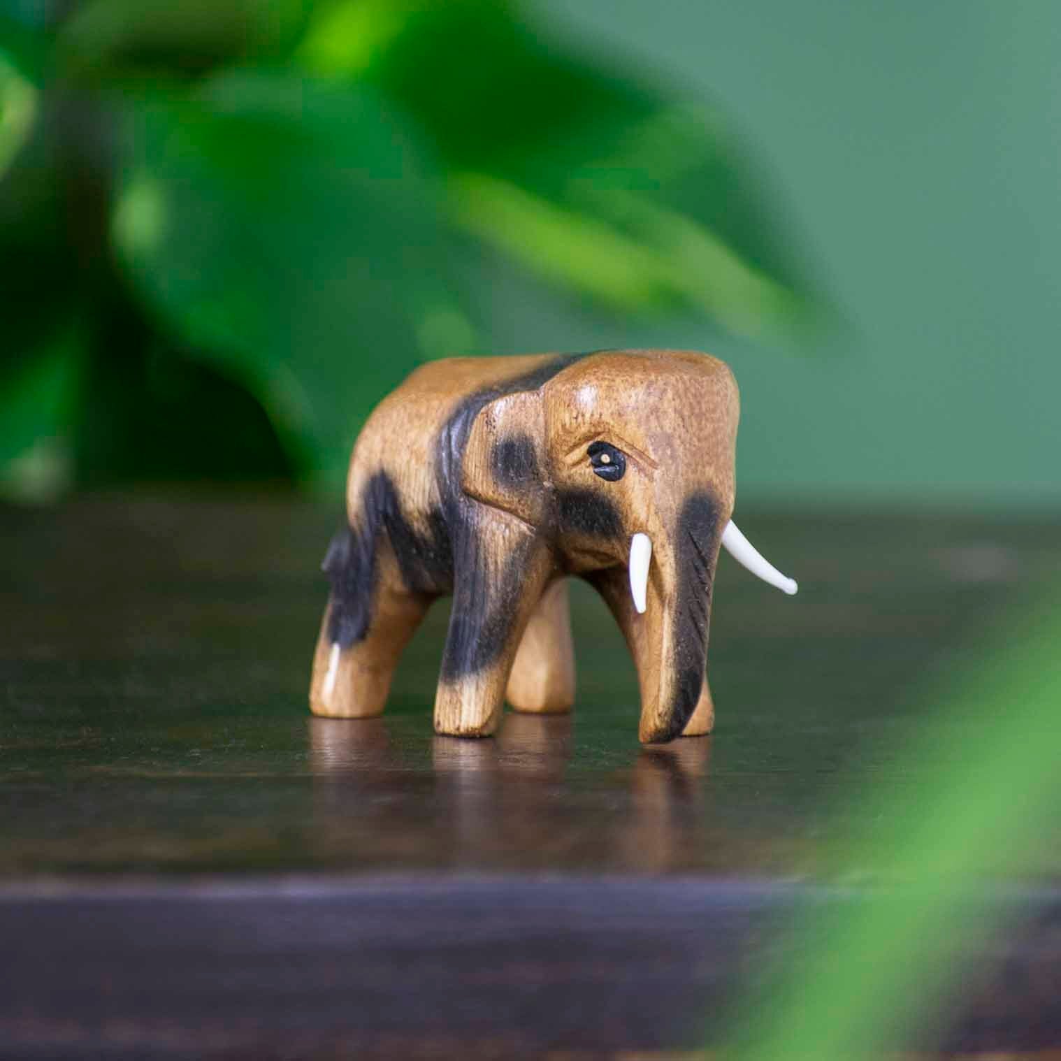 Éléphant sculpté en bois de raintree, mini
