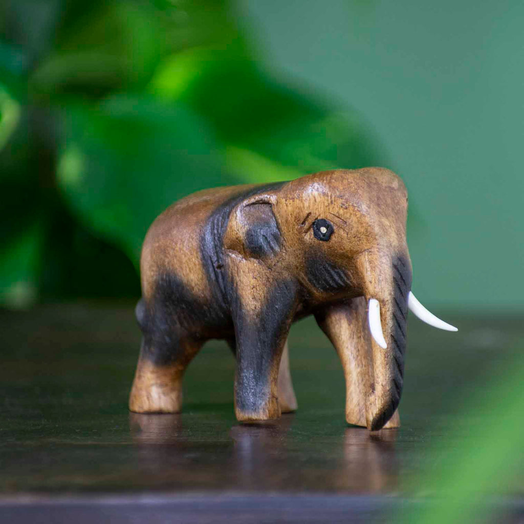 Éléphant sculpté en bois de Saman, petit