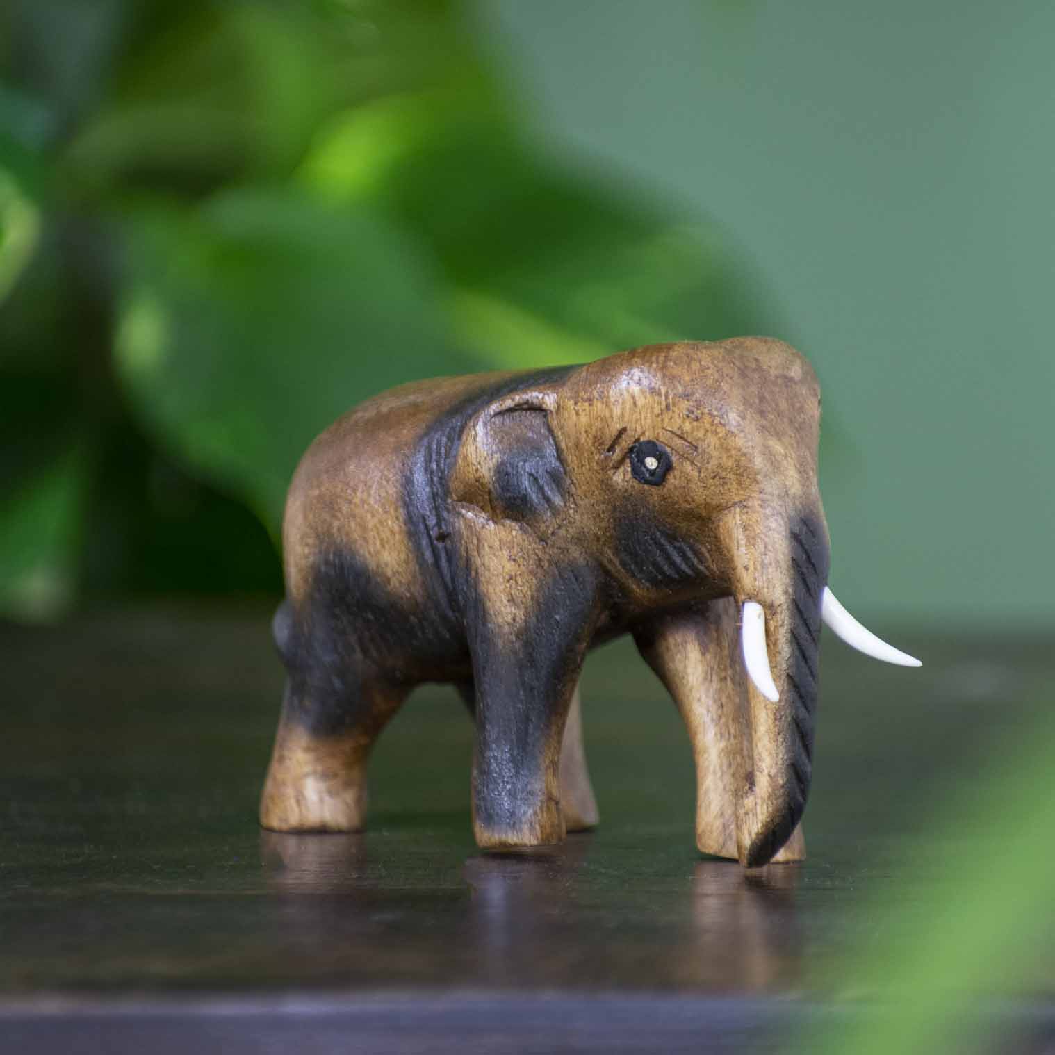 Éléphant sculpté en bois de Saman, petit
