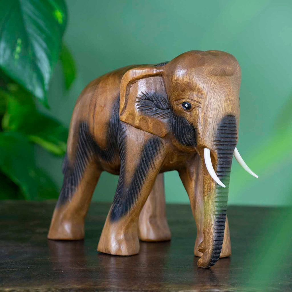 Éléphant sculpté en bois de Raintree, grand modèle