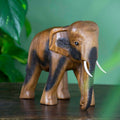 Éléphant sculpté en bois de Raintree, grand modèle