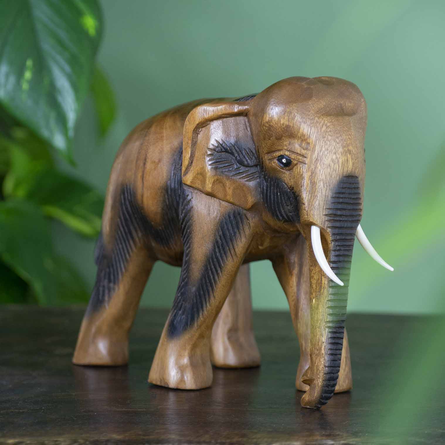 Éléphant sculpté en bois de Raintree, grand modèle