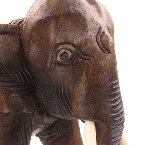 Éléphant sculpté en bois de Saman, très grande taille