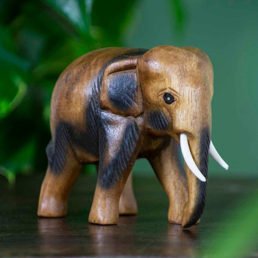 Éléphant en bois de Suar sculpté, Moyen