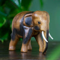Éléphant en bois de Suar sculpté, Moyen