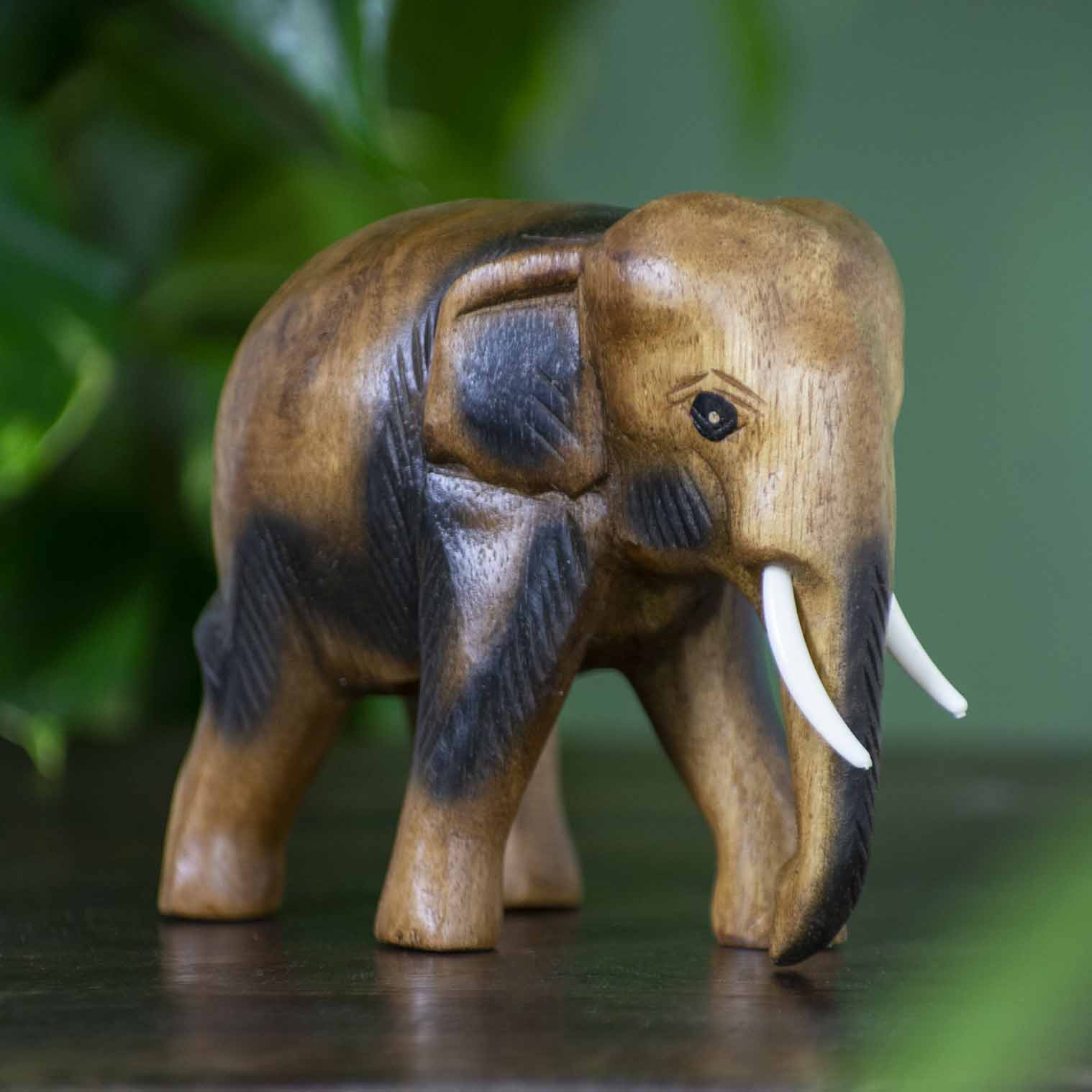 Éléphant en bois de Suar sculpté, Moyen
