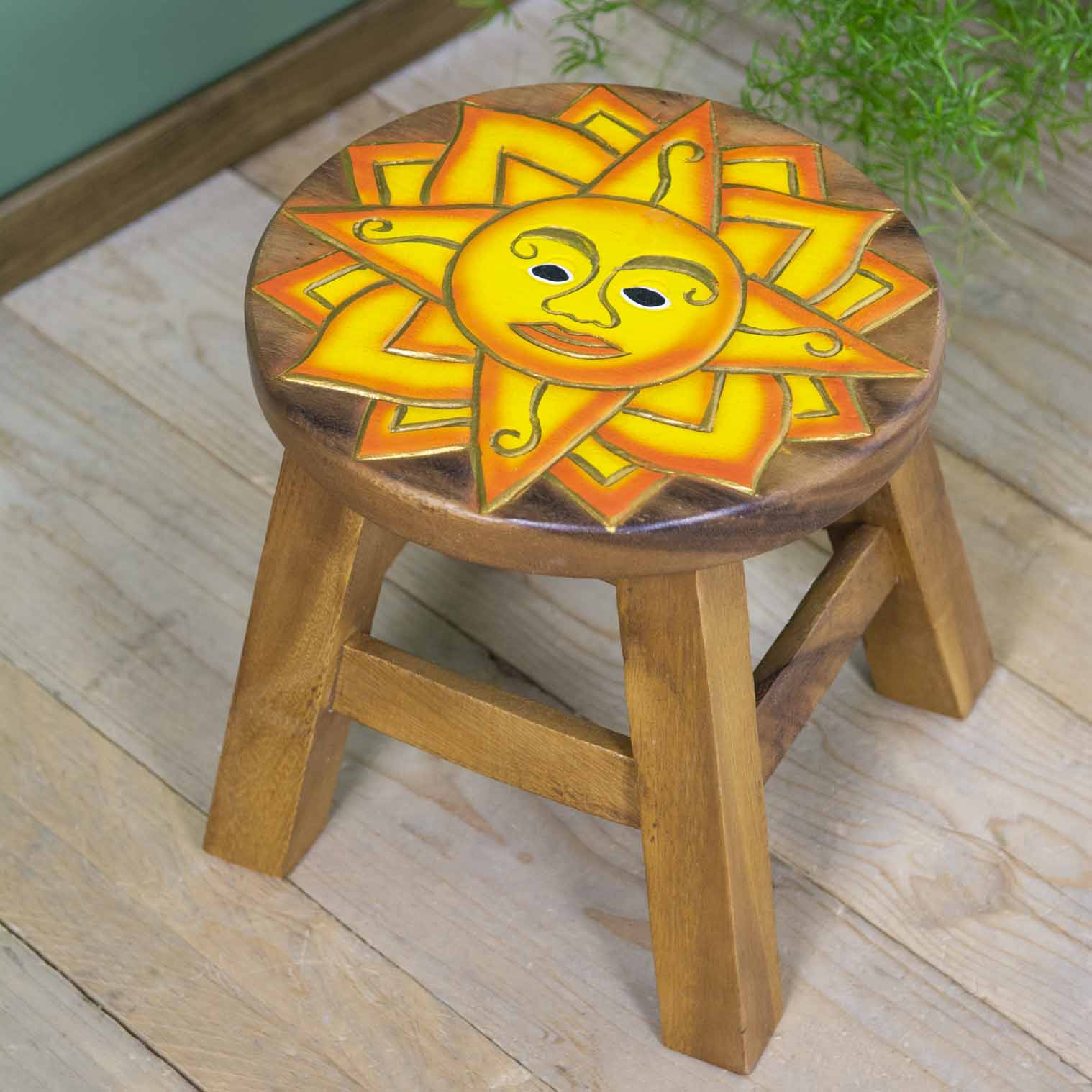 Tabouret en bois de Samanea sculpté à motif de soleil