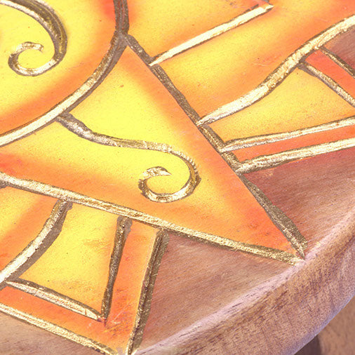 Tabouret en bois de Samanea sculpté à motif de soleil
