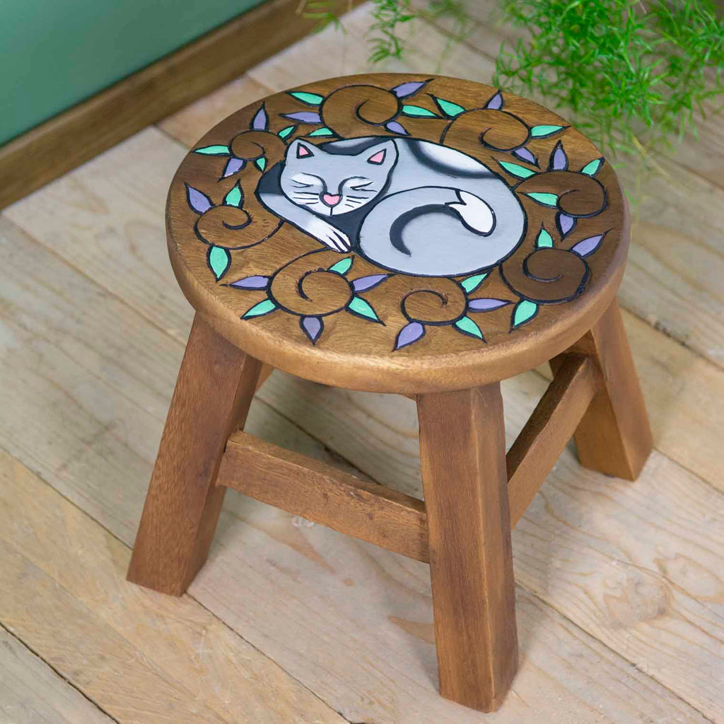 Tabouret en bois de raintree sculpté, chat recroquevillé