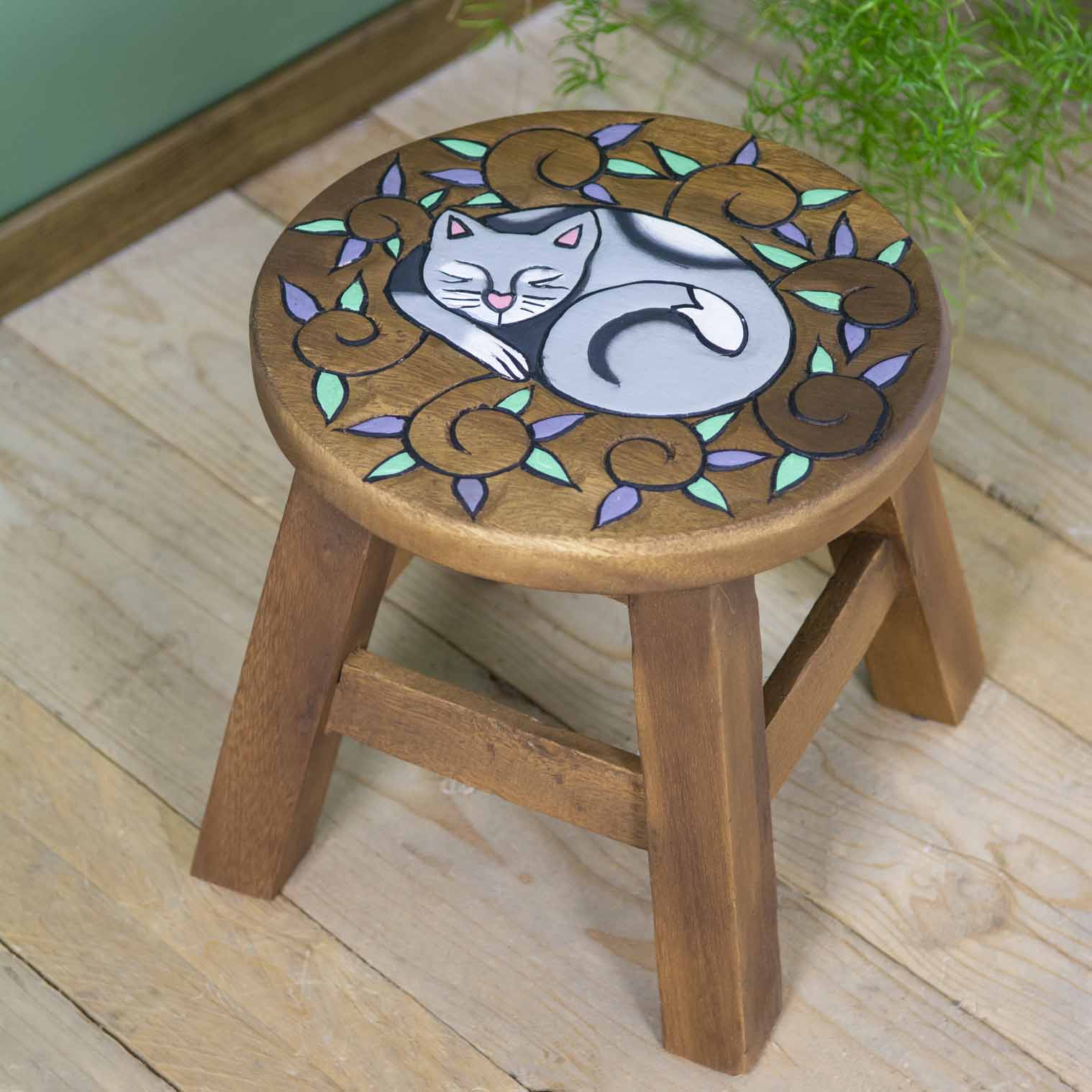 Tabouret en bois de raintree sculpté, chat recroquevillé