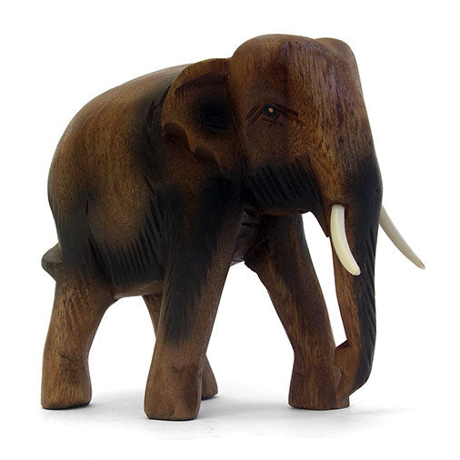 Éléphant en bois de Suar sculpté, Moyen