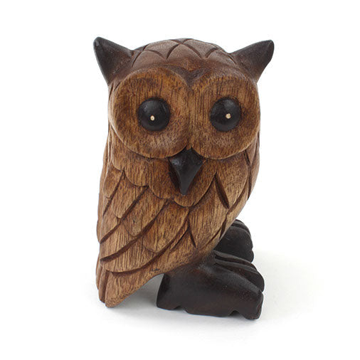 Hibou en bois de pluie sculpté de taille moyenne