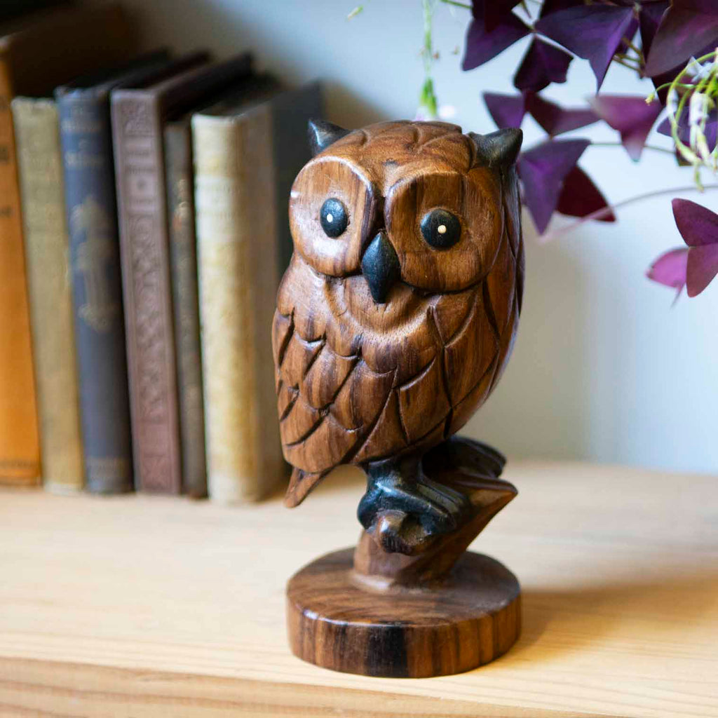 Hibou en bois de Suar sculpté sur une branche