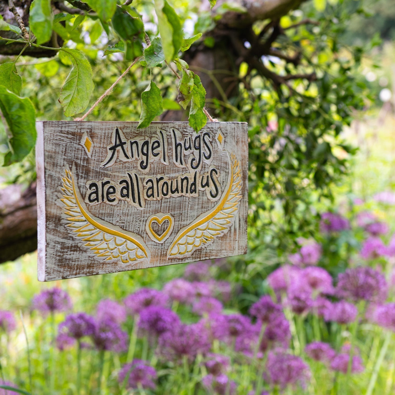 Les anges nous entourent, plaque à suspendre en bois sculpté