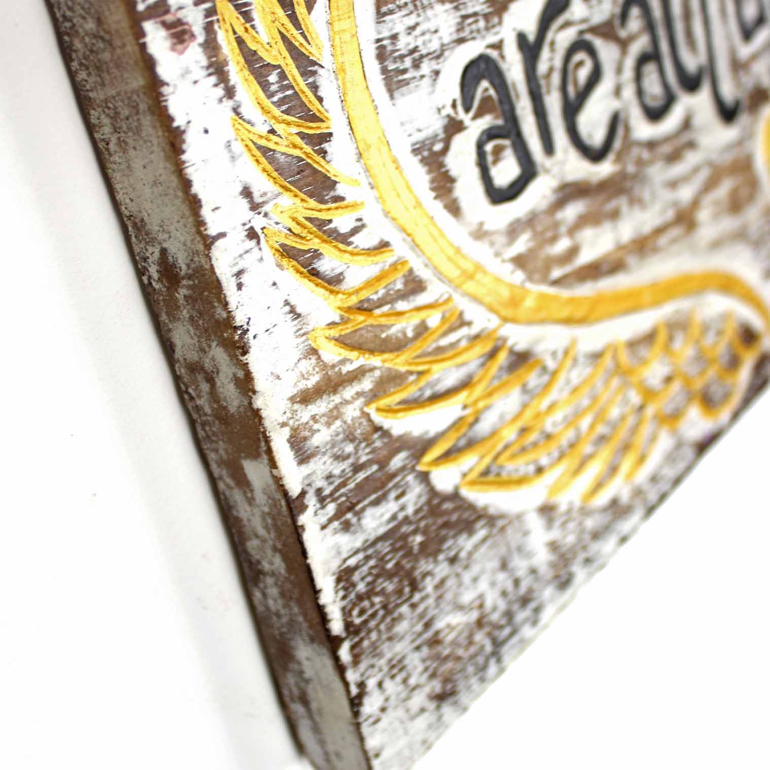 Les anges nous entourent, plaque à suspendre en bois sculpté