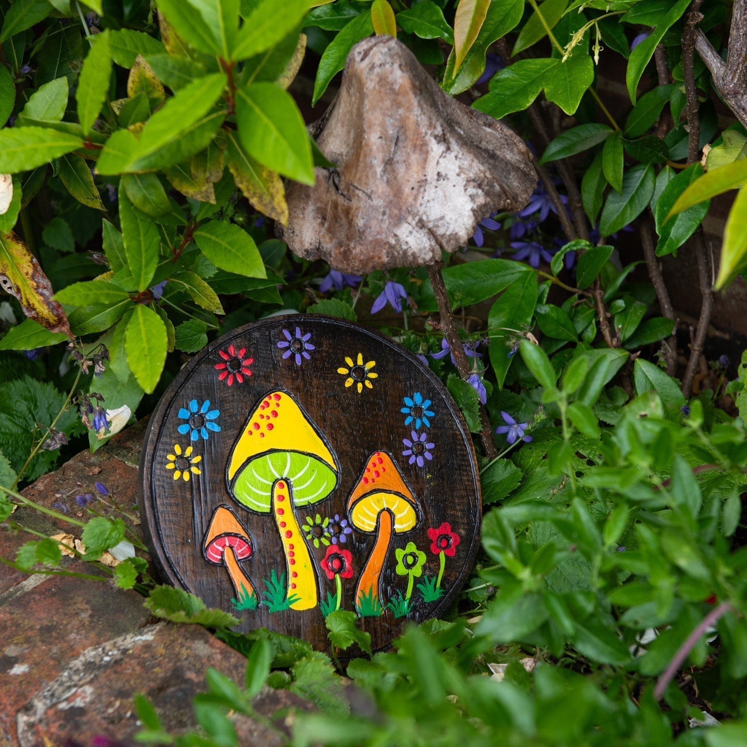 Plaque ronde champignon peinte à la main