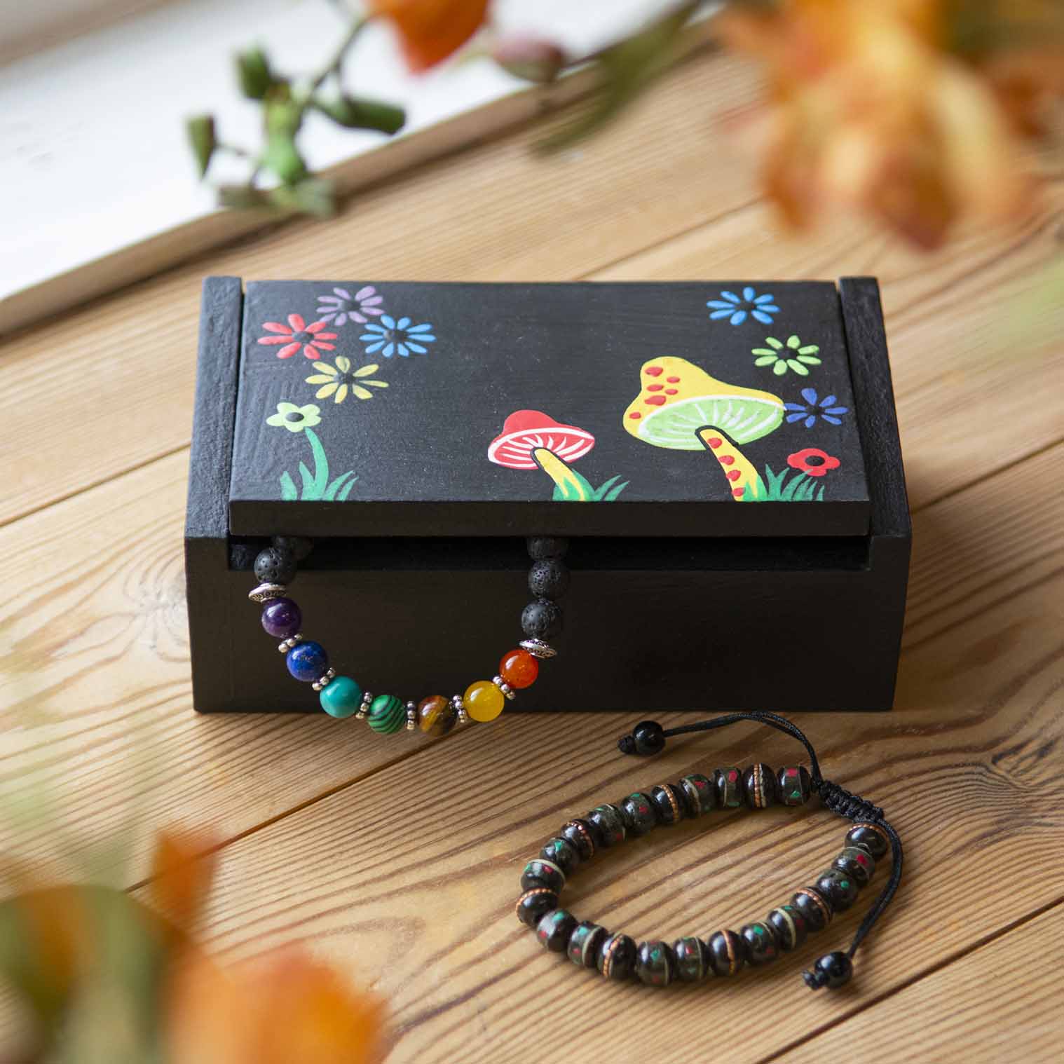 Boîte en bois noir avec peinture de champignon et de fleur