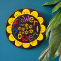 Plaque ronde en bois peint « Flower Power »