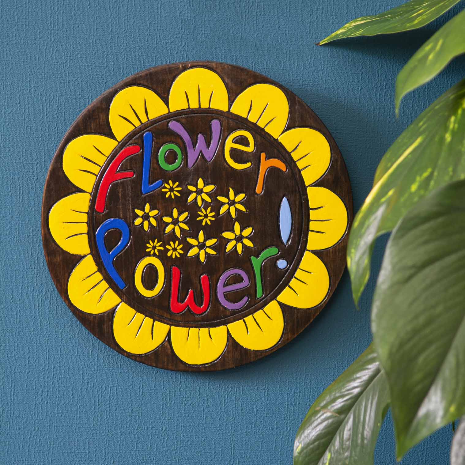 Plaque ronde en bois peint « Flower Power »
