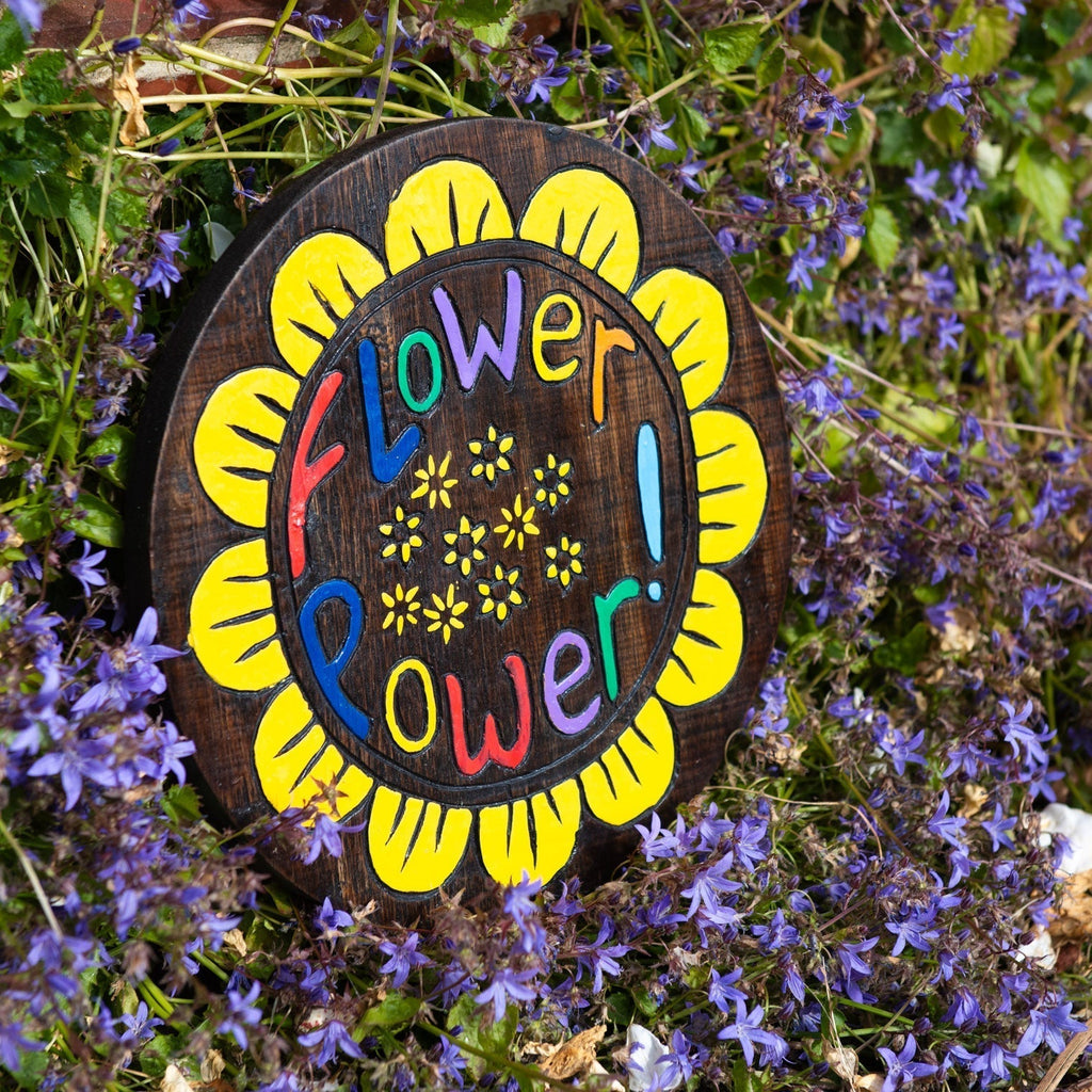 Plaque ronde en bois peint « Flower Power »