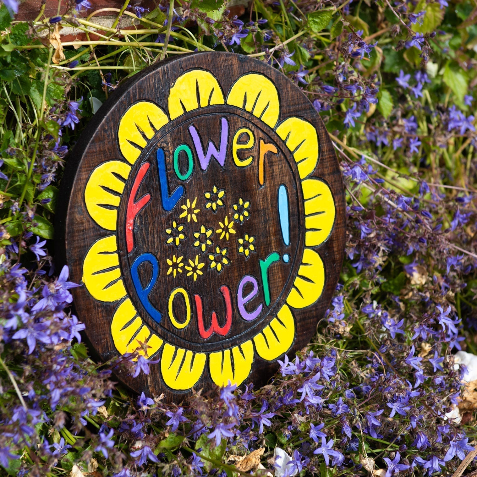 Plaque ronde en bois peint « Flower Power »