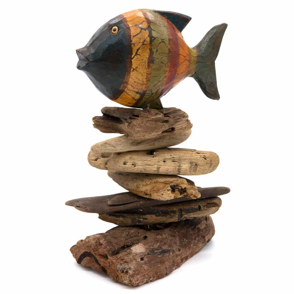 Poisson peint sur pile de bois flotté