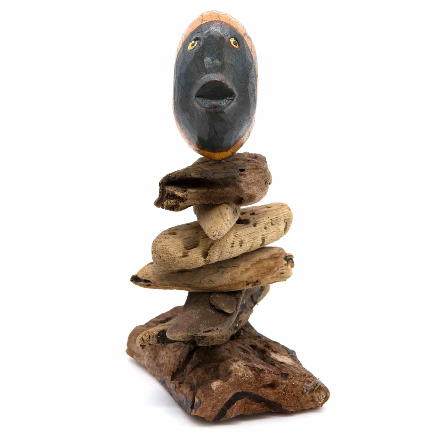 Poisson peint sur pile de bois flotté