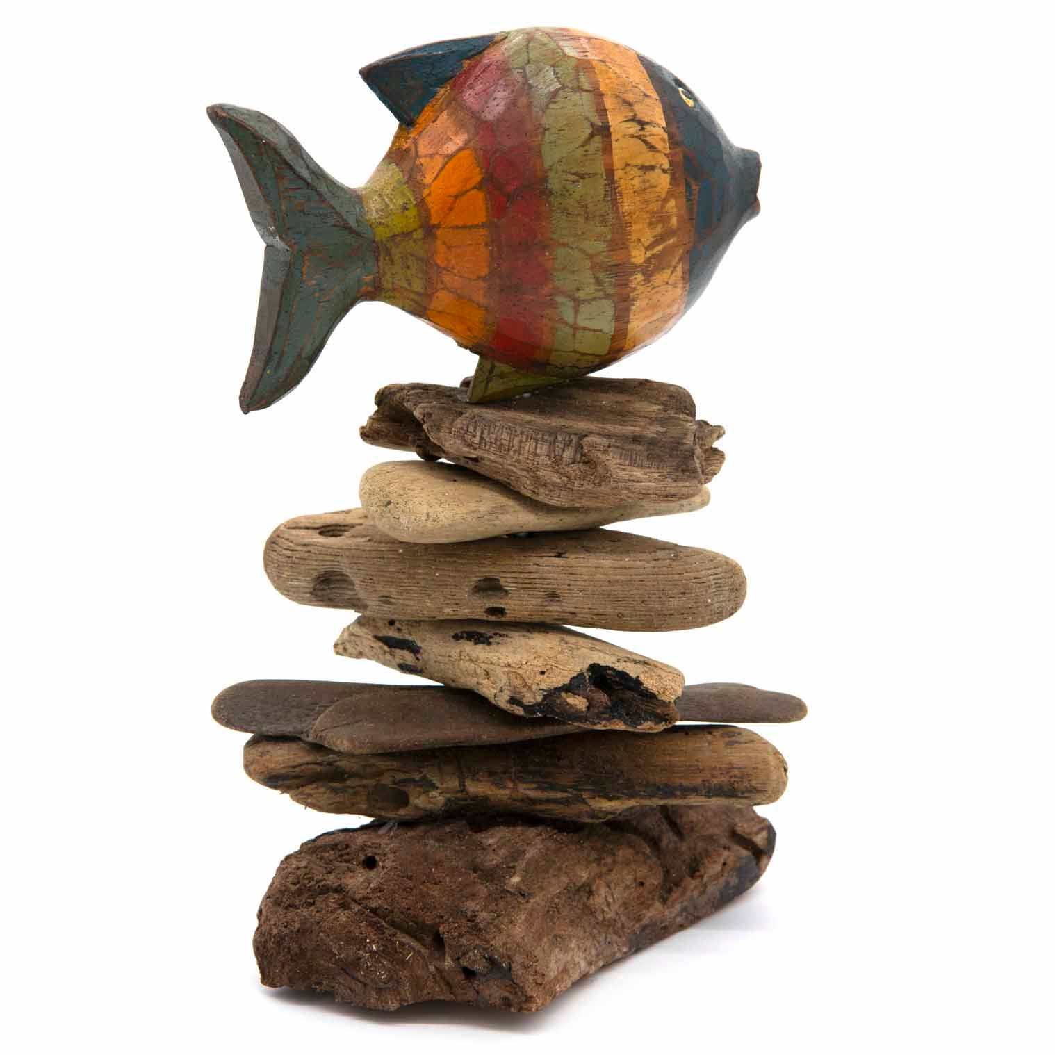 Poisson peint sur pile de bois flotté