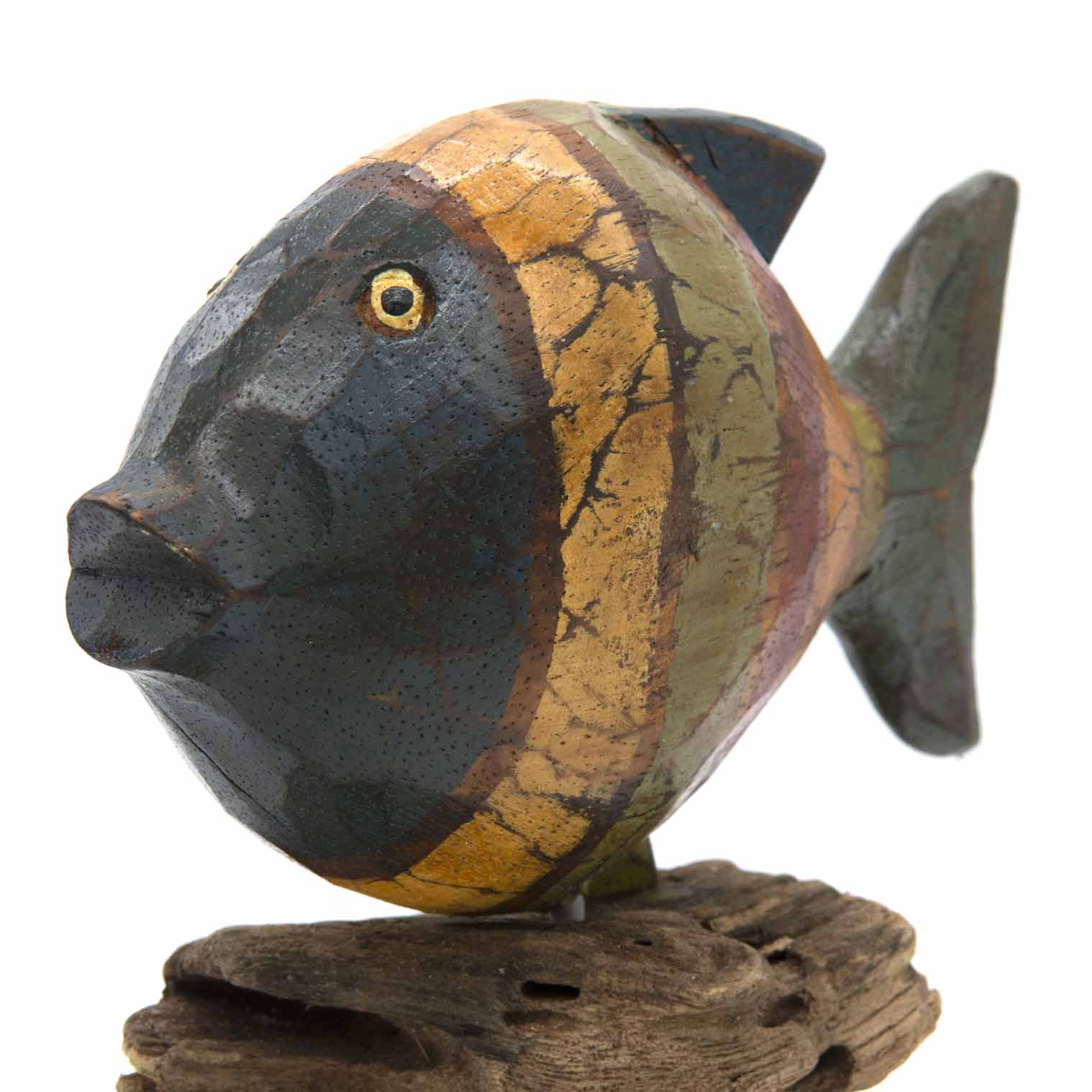 Poisson peint sur pile de bois flotté