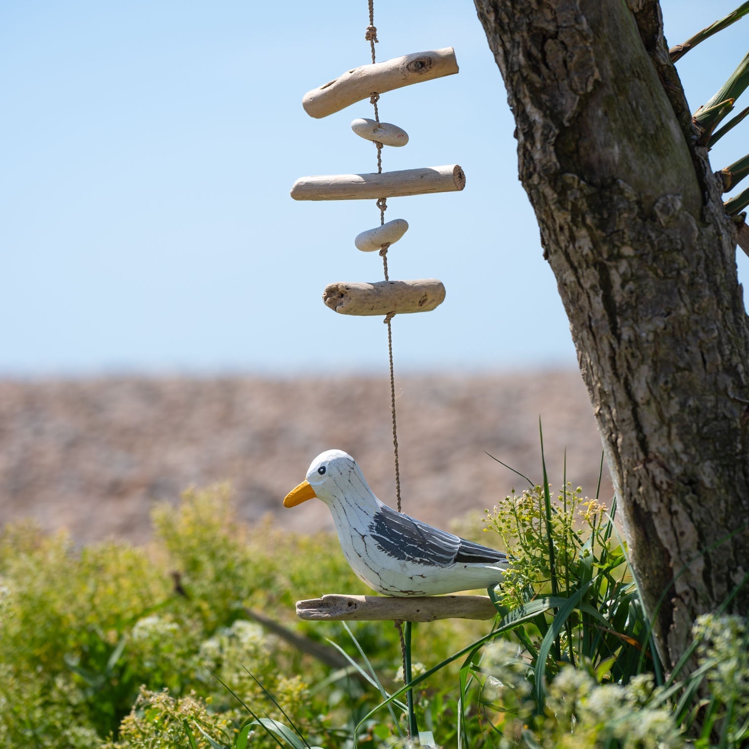 Mouette suspendue avec bois flotté et galets