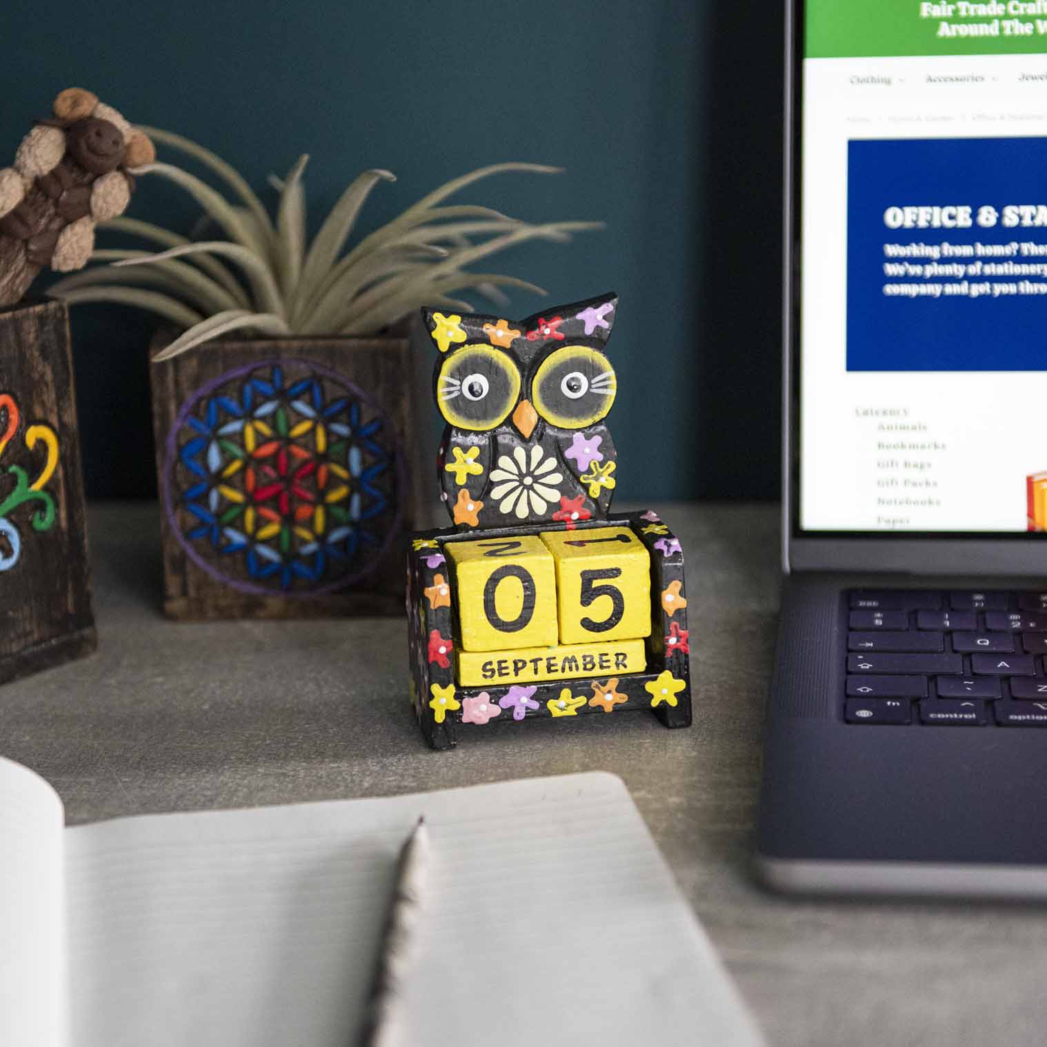 Calendrier perpétuel hibou peint