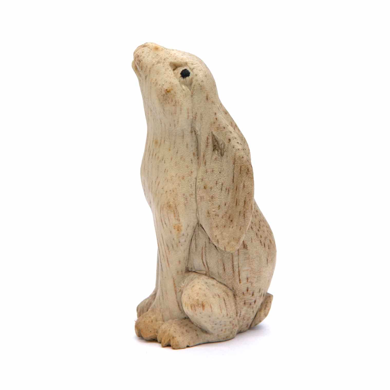 Sculpture de lièvre regardant la lune