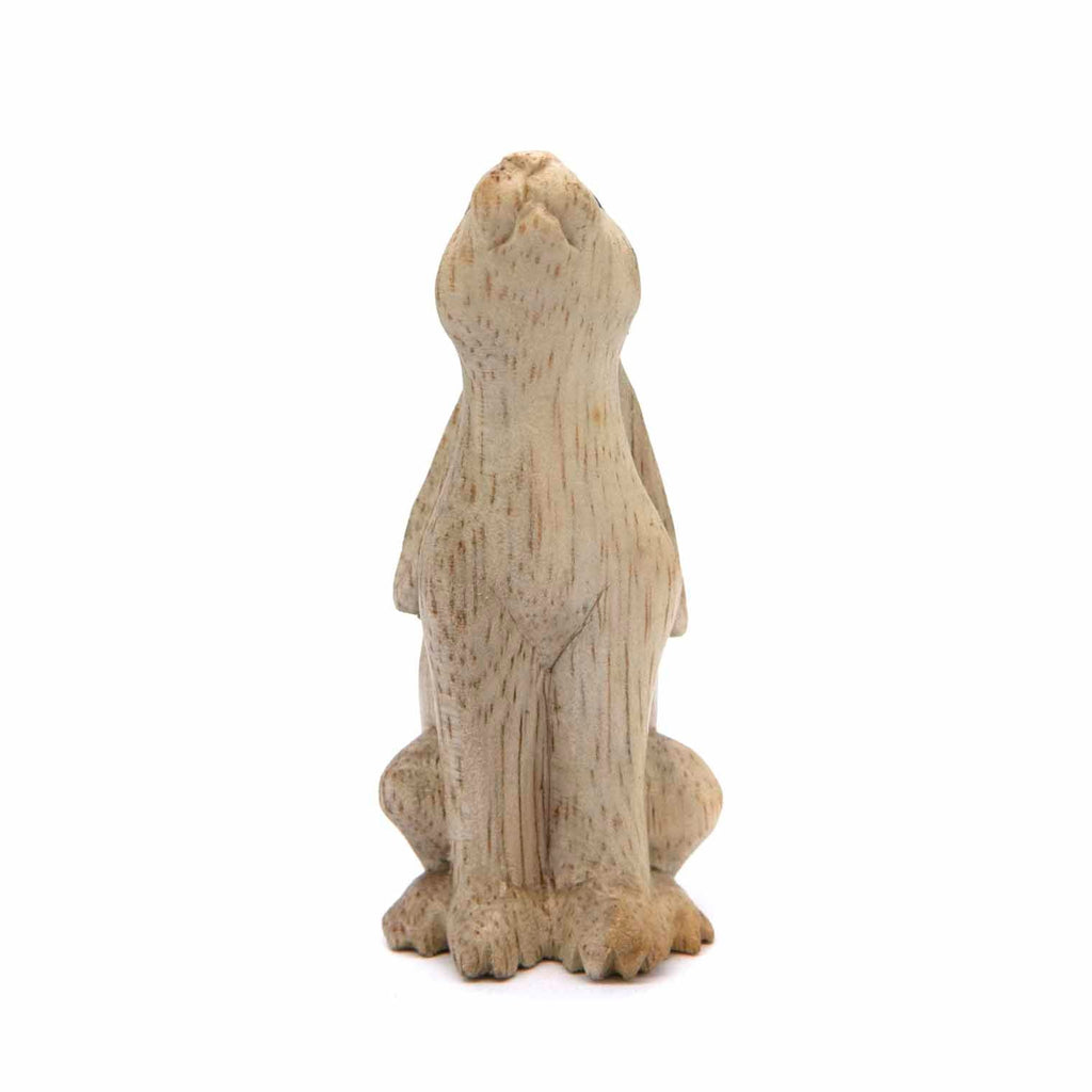 Sculpture de lièvre regardant la lune