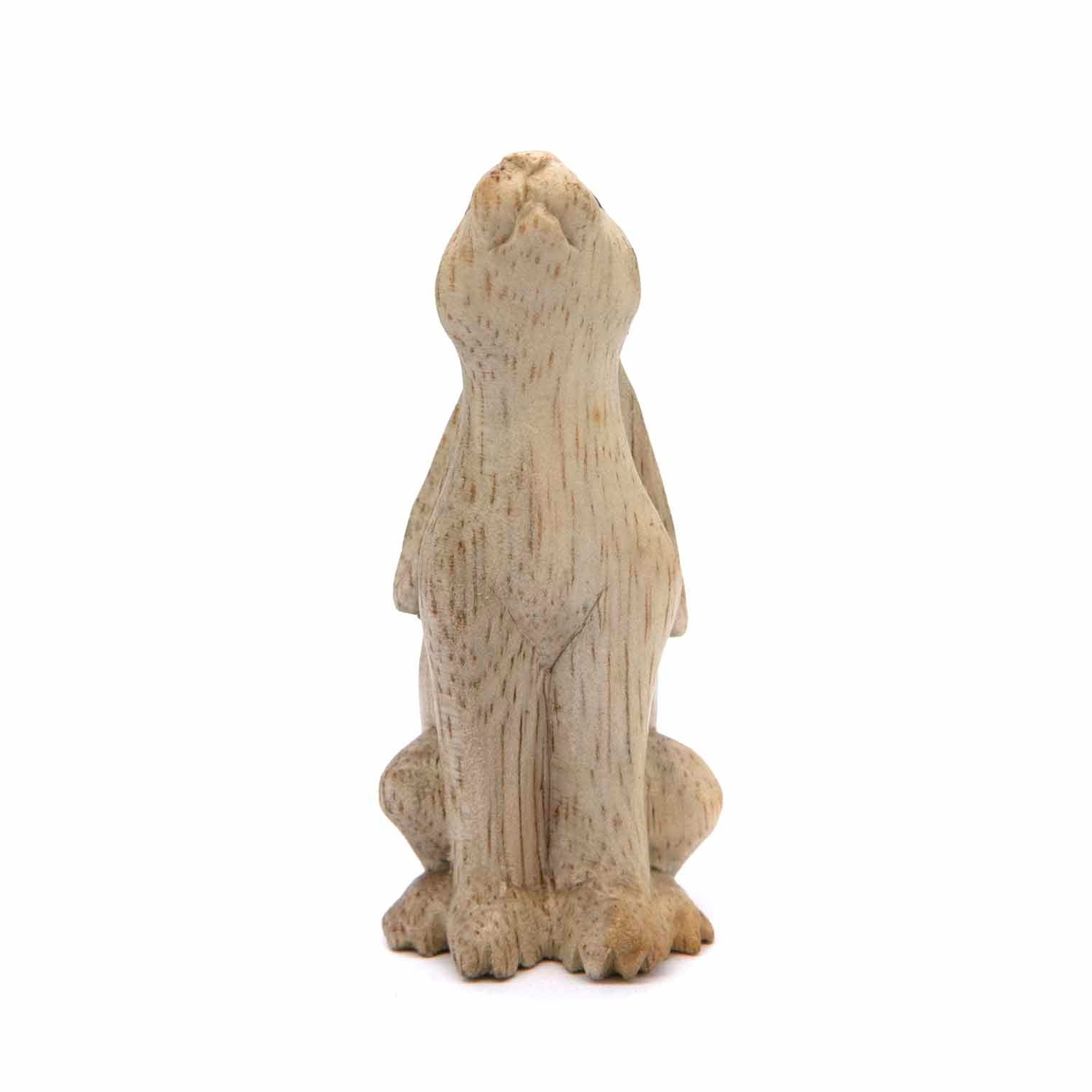 Sculpture de lièvre regardant la lune