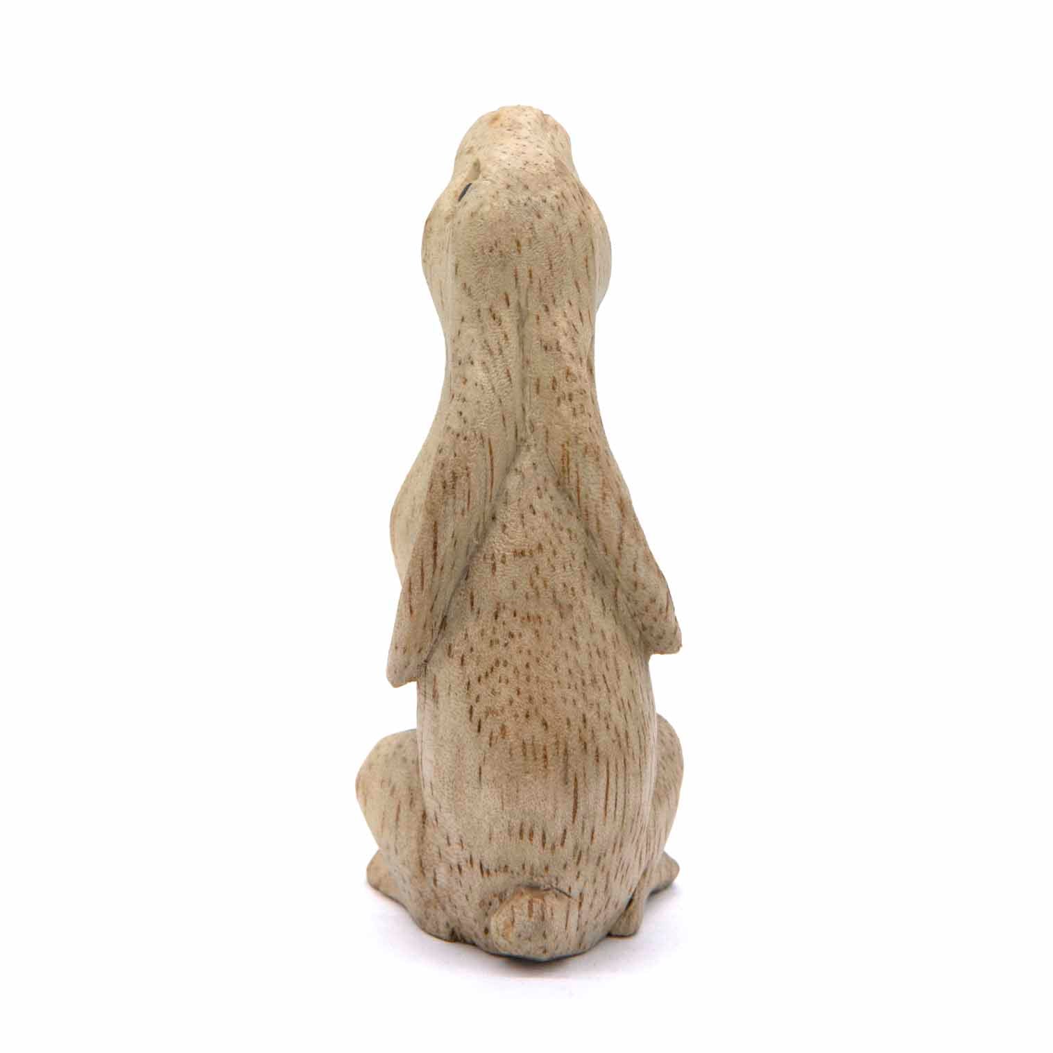 Sculpture de lièvre regardant la lune