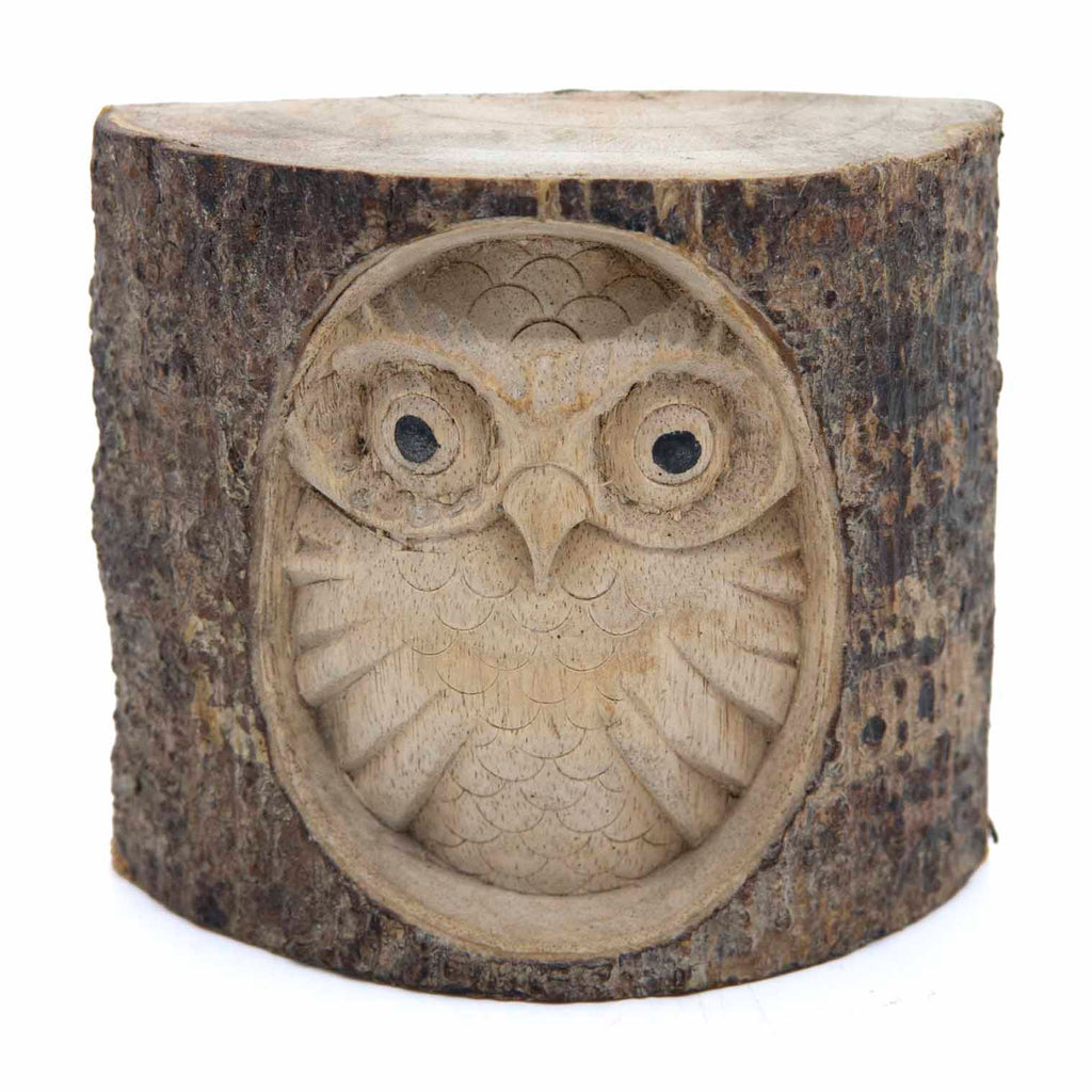 Hibou sculpté dans une section de bûche