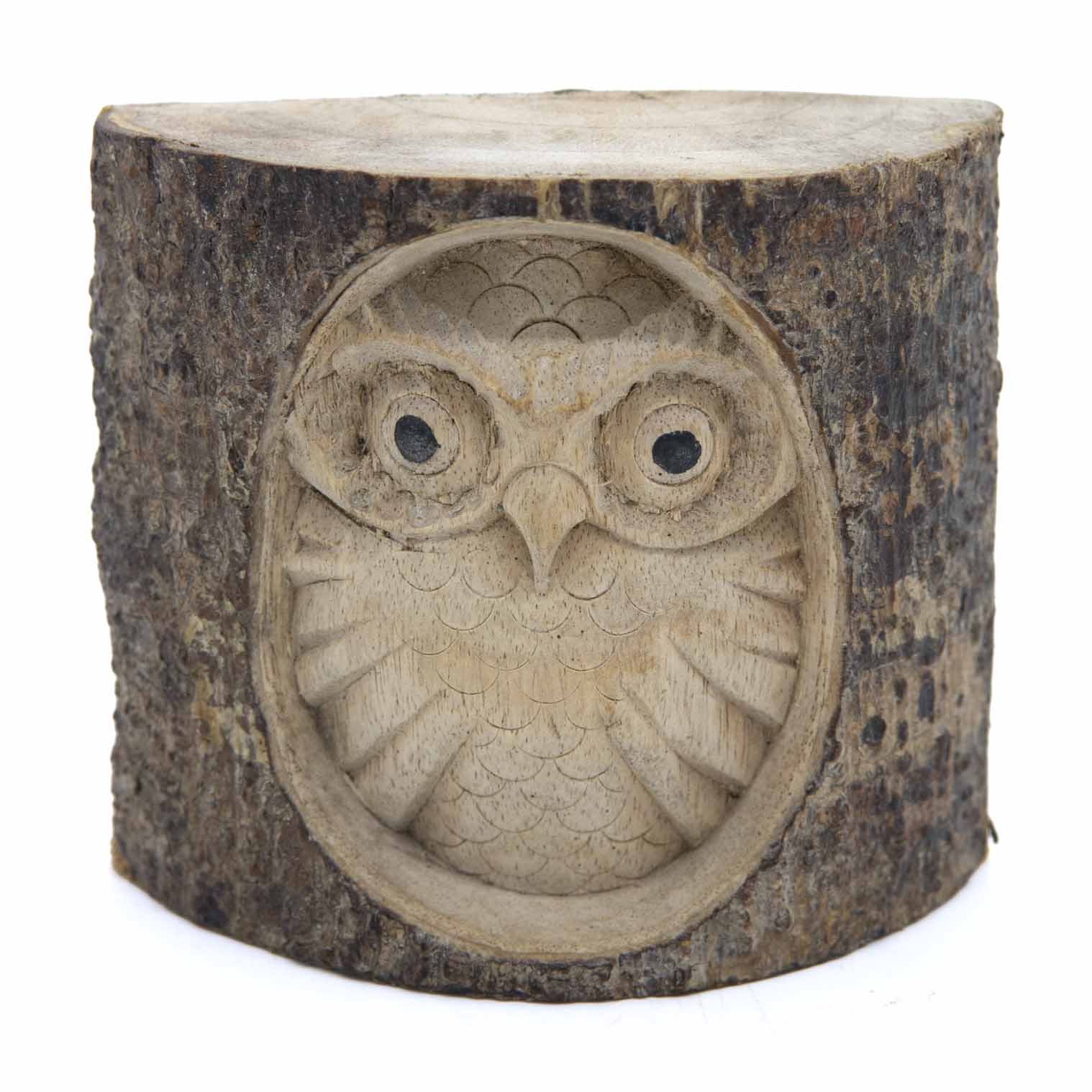Hibou sculpté dans une section de bûche