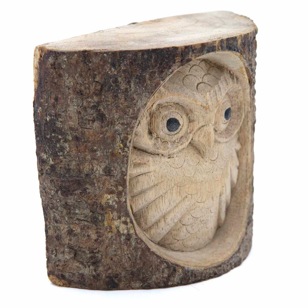 Hibou sculpté dans une section de bûche