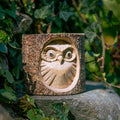 Hibou sculpté dans une section de bûche