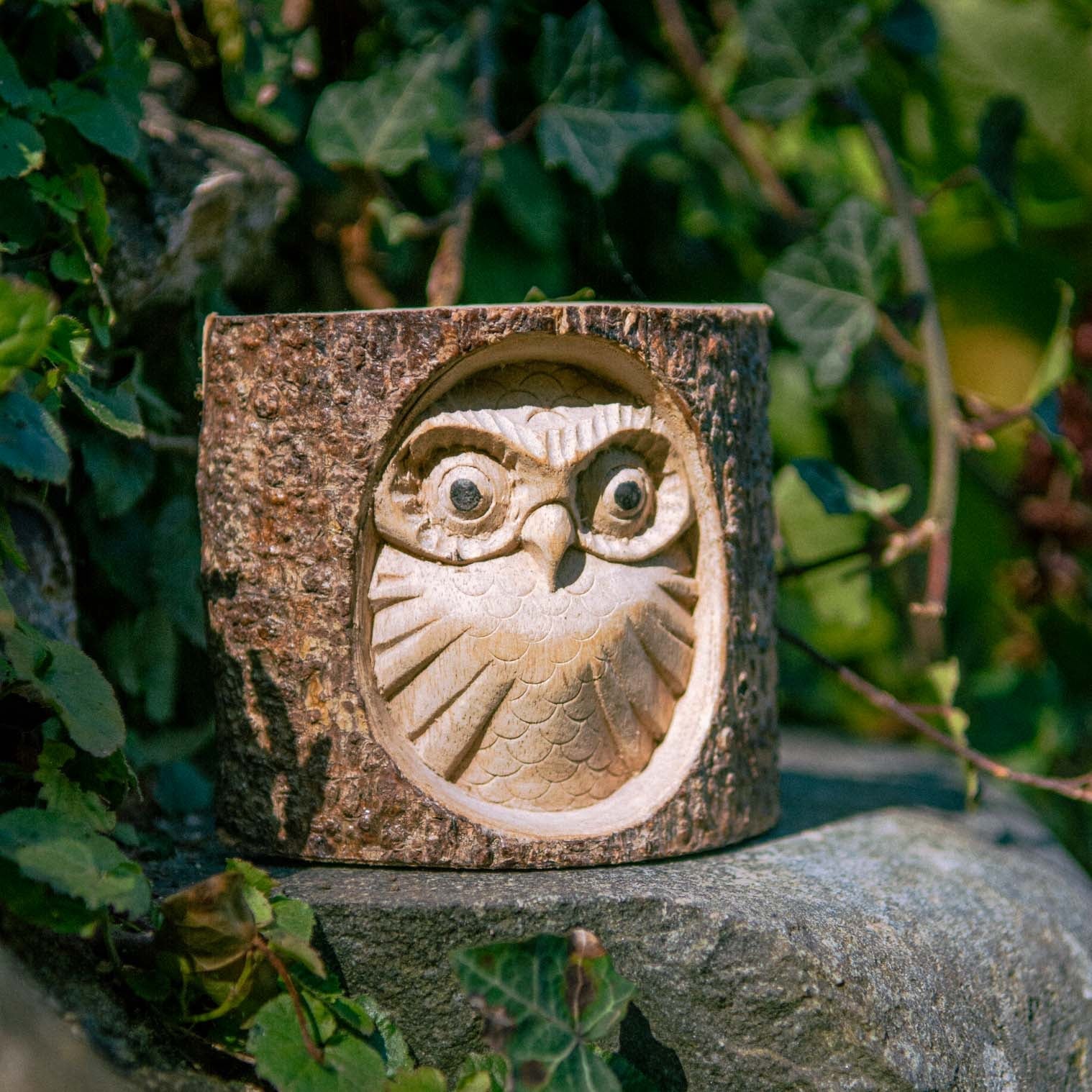 Hibou sculpté dans une section de bûche