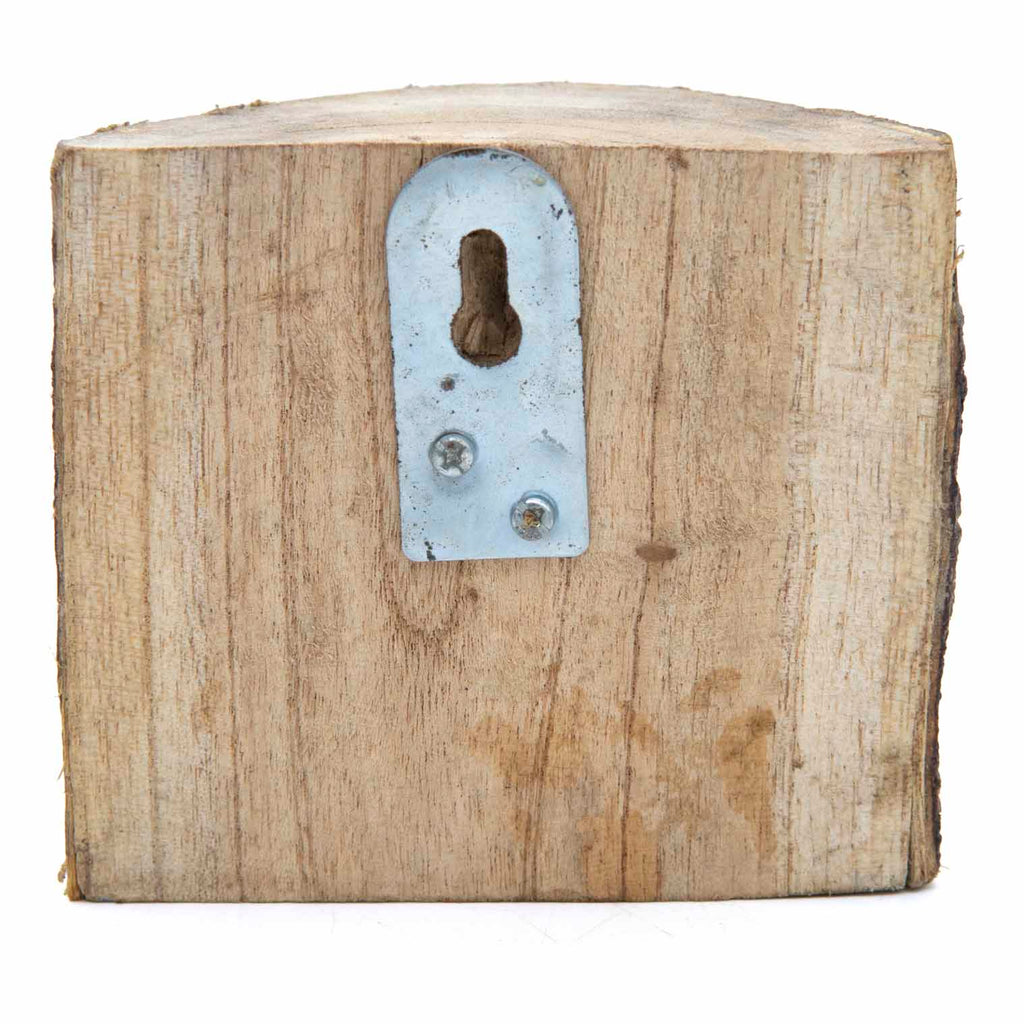 Hibou sculpté dans une section de bûche