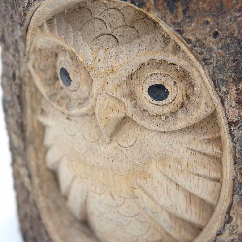 Hibou sculpté dans une section de bûche